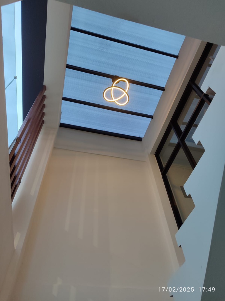 Propiedad en venta, consta de dos locales comerciales, ubicada a orilla de calle Circunvalación, zona comercial, y parqueo para tres vehículos. Medidas de lote 110.42 m2